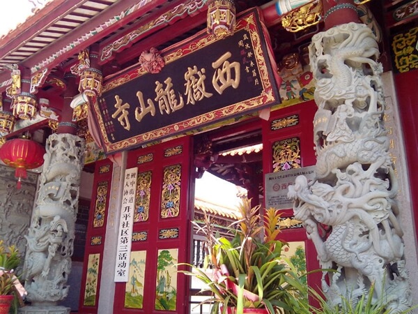 閩南佛寺建筑在福建傳統(tǒng)建筑中石刻浮雕，石材石雕有強(qiáng)烈的地域特色